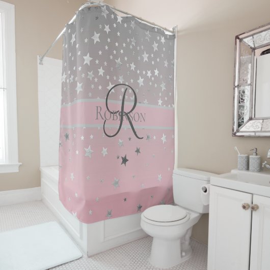 Rideaux De Douche Monogramme Nom Rose Gris Argent Étoiles Tendance (En situation)