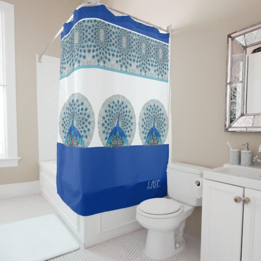 Rideaux De Douche Monogramme Peacock Turquoise bleu et blanc Monogra (En situation)