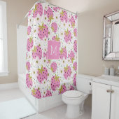 Rideaux De Douche Monogramme personnalisé de fraises roses (En situation)