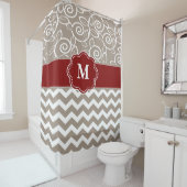 Rideaux De Douche Monogramme rouge beige de Chevron de remous (En situation)