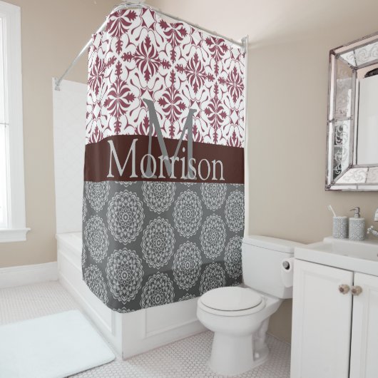 Rideaux De Douche Monogramme tendance Bourgogne et gris Damas (En situation)