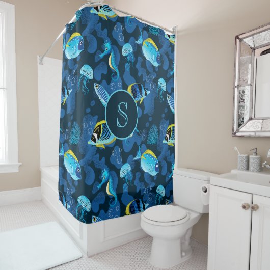 Rideaux De Douche Monogramme Tropical Blue Yellow Fishes Illustratio (En situation)