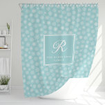 Rideaux De Douche Monogramme Turquoise Aqua Blue Snowflakes Côtier<br><div class="desc">Décor de salle de bain personnalisé unique pour les vacances d'hiver avec un élégant motif de flocons de neige en bleu et blanc aqua turquoise.</div>