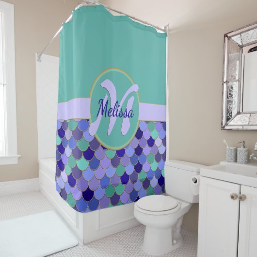 Rideaux De Douche Monogramme Turquoise et violet Aqua + Nom Échelles (En situation)