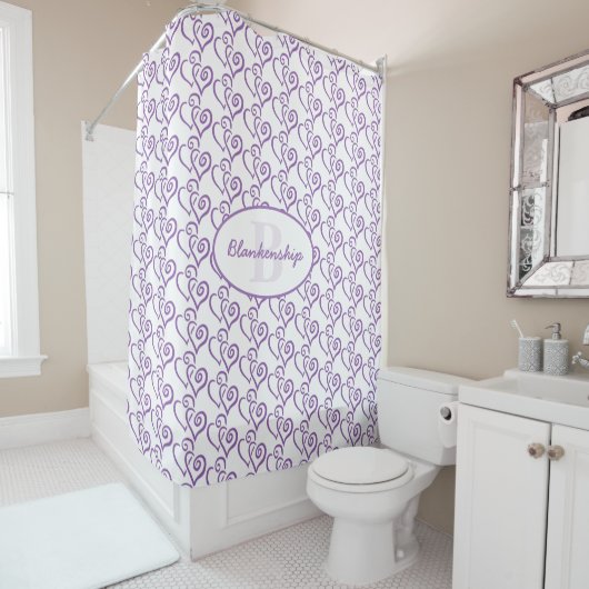 Rideaux De Douche Monogramme Violet Motif de coeur lié sur blanc (En situation)
