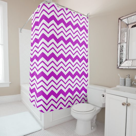 Rideaux De Douche Motif de conception de zigzag chevron blanc violet (En situation)