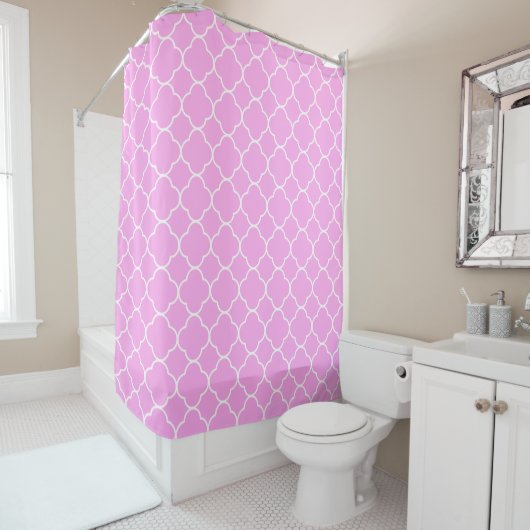 Rideaux De Douche Motif Quatrefoil Rose Et Blanc (En situation)