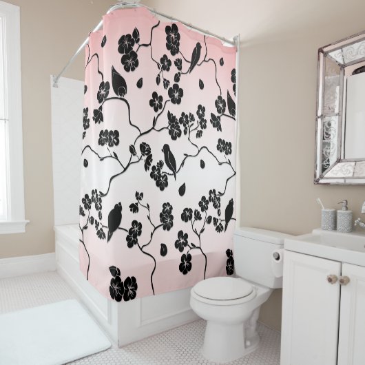 Rideaux De Douche Noir sur les oiseaux Motifs roses et fleurs de cer (En situation)