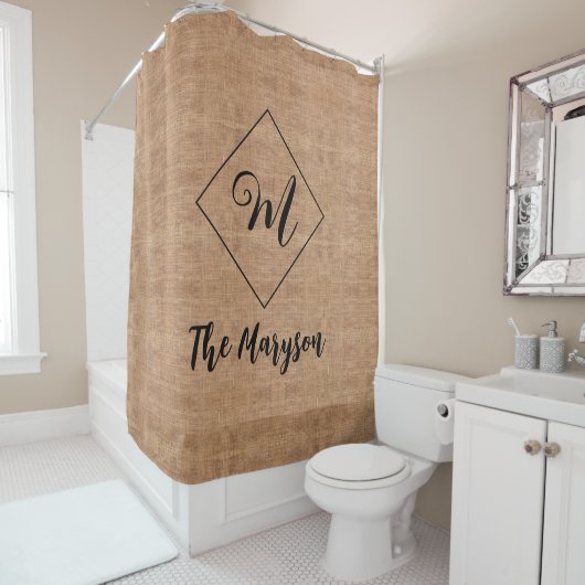 Rideaux De Douche Nom de la ferme familiale, Rustic Monogrammed Burl (En situation)