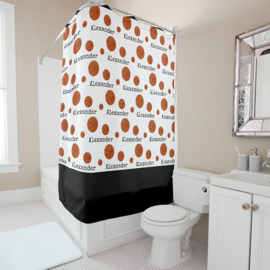 Rideaux De Douche Nom monogramme Basket Orange sur Bain Blanc (En situation)