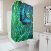 Rideaux De Douche Papillon bleu Morpho sur herbe verte (En situation)