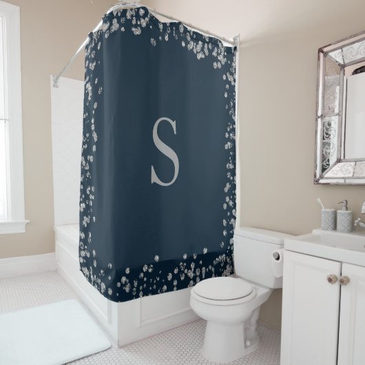 Rideaux De Douche Parties scintillant en argent bleu marine Monogram (En situation)