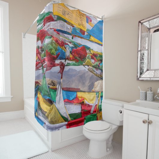 Rideaux De Douche Paysage tibétain avec drapeaux de prière - Himalay (En situation)