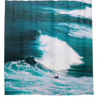 RIDEAUX DE DOUCHE PERSONNE EN SURBORD AVEC VAGUES OCÉANIQUES