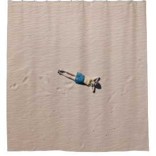 Rideaux De Douche Photo aérienne de l'homme allongé sur le sable