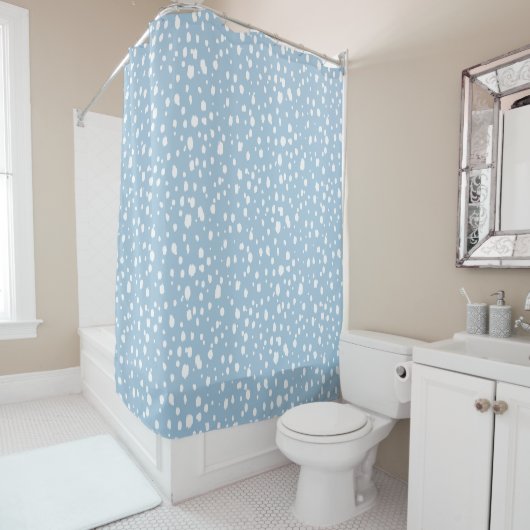 Rideaux De Douche Points Abstraits Bleu Ciel et Blanc (En situation)