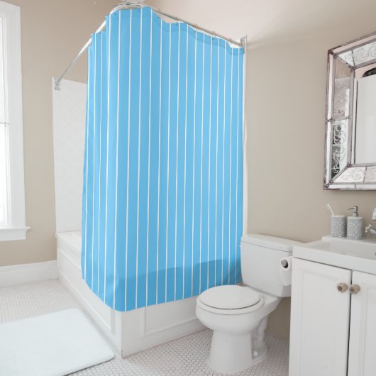 Rideaux De Douche Rayures d'été bleu ciel et blanc (En situation)