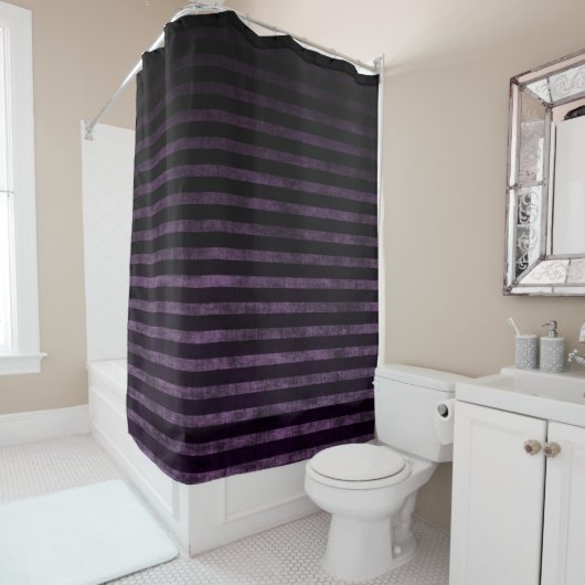 Rideaux De Douche Rayures ombrées grunge noir et violet (En situation)