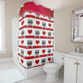 Rideaux De Douche Rayures rouges de coeurs de ratons laveurs blancs (En situation)