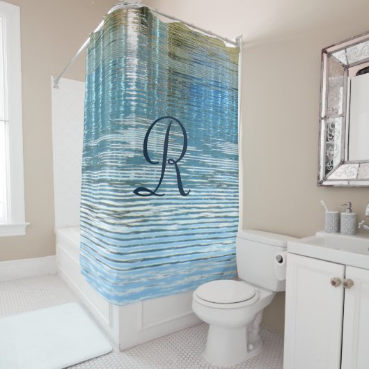 Rideaux De Douche Reflet d'eau abstrait avec monogramme bleu (En situation)