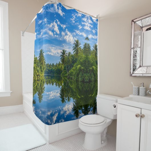 Rideaux De Douche Reflets de rivière tropicale dans un miroir (En situation)