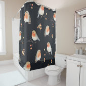 Rideaux De Douche Robins, baies de rowan, motif d'aquarelle d'hiver. (En situation)