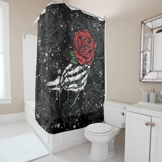 Rideaux De Douche Rose de squelette offrant un glamour gothique noir (En situation)