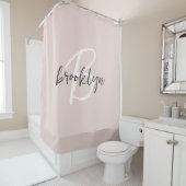 Rideaux De Douche Rose Pâle Gris Tendance Monogramme Nom Script (En situation)