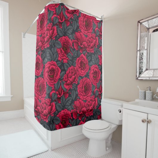 Rideaux De Douche Roses rouges avec feuilles gris sur noir (En situation)
