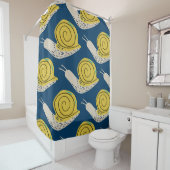Rideaux De Douche Silhouettes d'escargots : jaune, motif rose. (En situation)