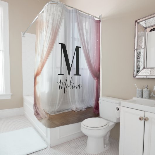 Rideaux De Douche Soie Rose Blanche Monogramme Écriture Mignonne Mar (En situation)