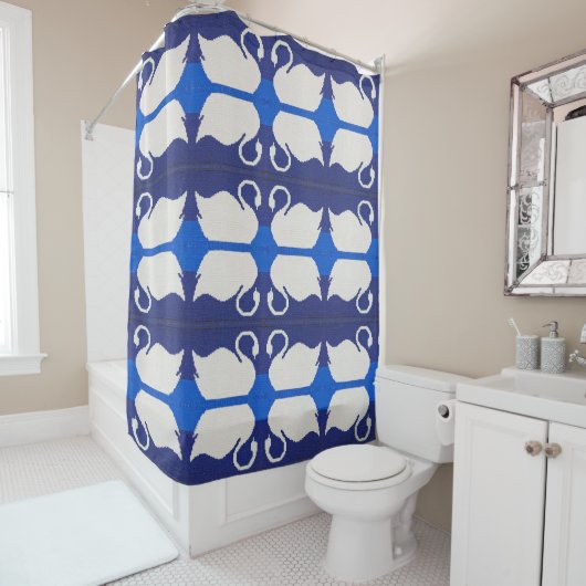 Rideaux De Douche Swan Reflection in Blue Lake Artisan Crochet Print (En situation)