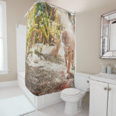 RIDEAUX DE DOUCHE TIGER BROWN DANS LE GESTE DE MARCHE (En situation)