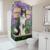 Rideaux De Douche Tuxedo cat sitting on a garchair with flowers (En situation)
