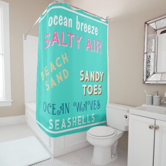 Rideaux De Douche Typographie de sable de plage turquoise d'été (En situation)