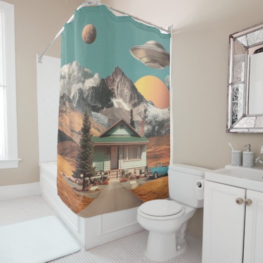 Rideaux De Douche UFO Surréaliste au-Dessus d'une Maison Rustique (En situation)