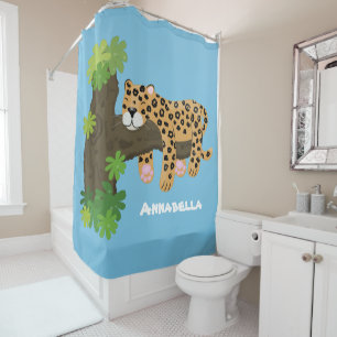 Rideaux De Douche Un mignon léopard dormant dans un arbre dessin ani