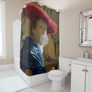 Rideaux De Douche Une femme portant un casquette rouge soufflant une