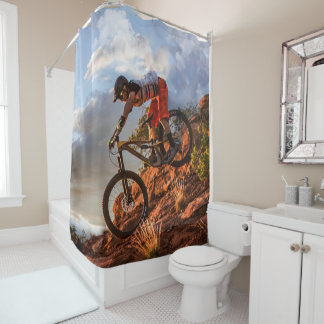 Rideaux De Douche Vélo de montagne dans le terrain rocailleux de