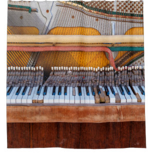 Rideaux De Douche Vieux piano vintage avec le couvercle. Une décrépi