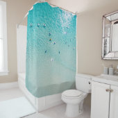 Rideaux De Douche Vue aérienne des surfeurs, océan clair. (En situation)