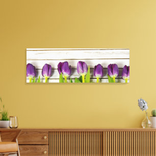 rij paarse tulpen op hout canvas afdruk