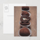 Rij van chocoladetruffels op hout briefkaart (Voorkant / Achterkant)