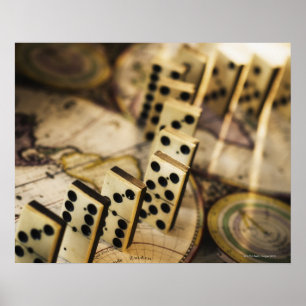 Rij van dominoiën op de oude wereldkaart 2 poster