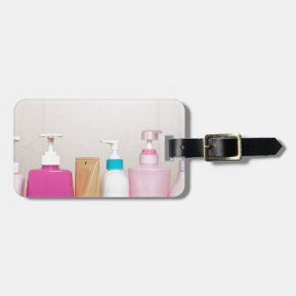 Rij van toiletflessen bagagelabel