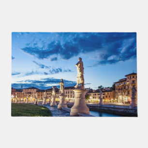 Rij van verlichte beelden in Padova Deurmat