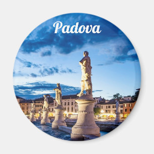 Rij van verlichte beelden in Padova Magneet