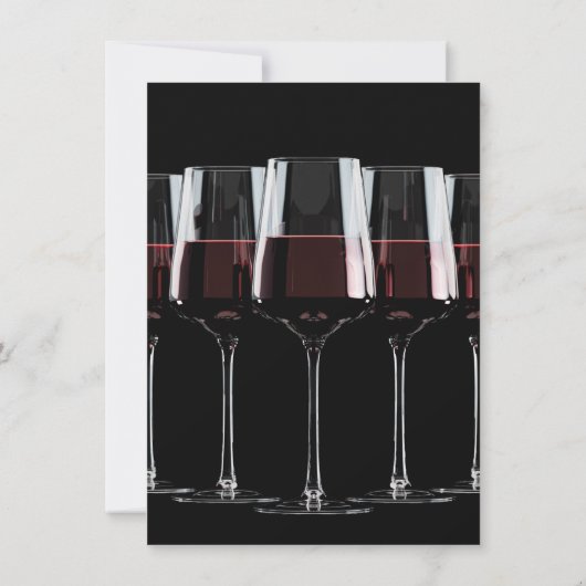 Rij wijn glazen met rode wijn op zwart. kaart (Achterkant)