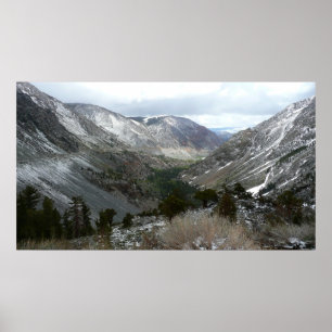 Rijden door de bergen van Snowy Sierra Nevada Poster
