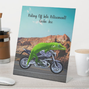 Rijden op pensioen aangepaste gekko motorfiets reclamebord met voetstuk